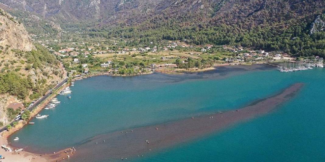 Seferihisar ya da Çeşme değil! Bu koyda denizin dibini görebileceksiniz: Suyun üstünde yürüten cennet koy 2